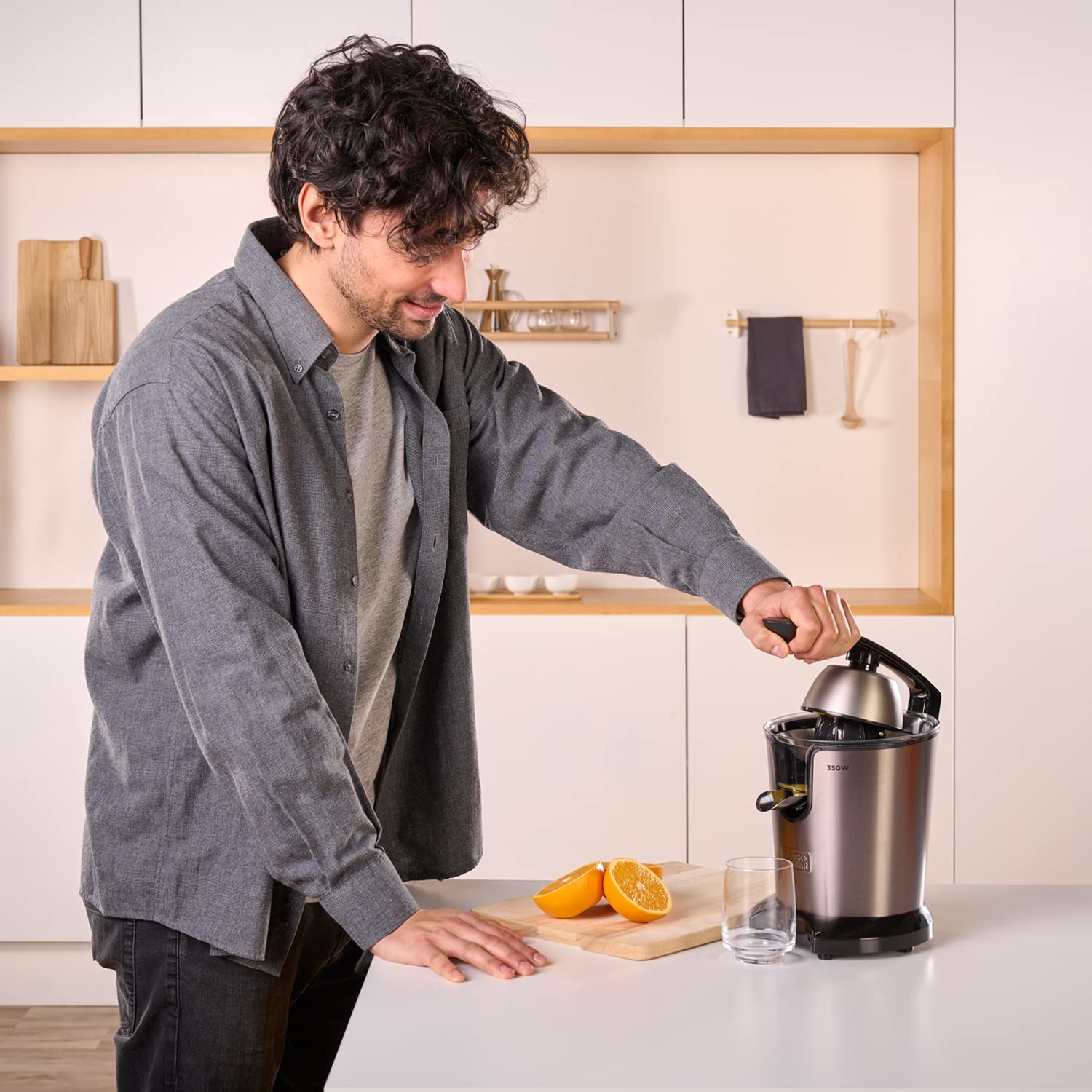 Black+Decker BXCJ350E - Elektrische Saftpresse 350W. Professioneller Wechselstrommotor. Extra Filter zum Regulieren der Fruchtfleischmenge. 2 Aufsätze unterschiedlicher Größe. 650-ml-Behälter. Grau